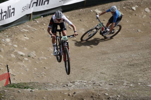 27.08.2026, Daolasa di Commezzadura, Val di Sole Bikeland, 2026 UCI MTB World Championship, WM, Weltmeisterschaft Men Junior s XCO (Cross Country Olympic) Alessandro Soler 85 (SUI) and John Temar 43 (SWE) Daolasa di Commezzadura Val di Sole Bikeland Trento Italy Copyright: xJustPictures.ch FrancescoxMinghettix jp-en-FrMi-MNG_0098