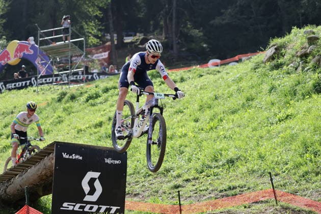 27.08.2026, Daolasa di Commezzadura, Val di Sole Bikeland, 2026 UCI MTB World Championship, WM, Weltmeisterschaft Men Junior s XCO (Cross Country Olympic) Noa Filippi 16 (FRA) and Connor Wright 3 (AUS) Daolasa di Commezzadura Val di Sole Bikeland Trento Italy Copyright: xJustPictures.ch FrancescoxMinghettix jp-en-FrMi-MNG_0102