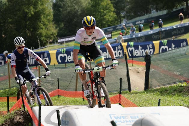 27.08.2026, Daolasa di Commezzadura, Val di Sole Bikeland, 2026 UCI MTB World Championship, WM, Weltmeisterschaft Men Junior s XCO (Cross Country Olympic) Connor Wright 3 (AUS) and Noa Filippi 16 (FRA) Daolasa di Commezzadura Val di Sole Bikeland Trento Italy Copyright: xJustPictures.ch FrancescoxMinghettix jp-en-FrMi-MNG_0173