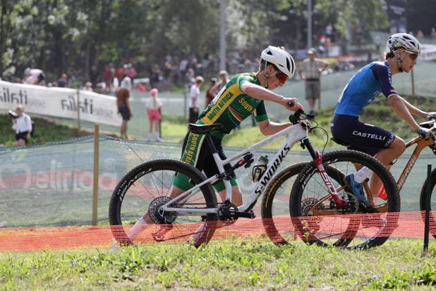 27.08.2026, Daolasa di Commezzadura, Val di Sole Bikeland, 2026 UCI MTB World Championship, WM, Weltmeisterschaft Men Junior s XCO (Cross Country Olympic) Luke Legrange 26 (RSA) incurring in a mechanical failure Daolasa di Commezzadura Val di Sole Bikeland Trento Italy Copyright: xJustPictures.ch FrancescoxMinghettix jp-en-FrMi-MNG_0226