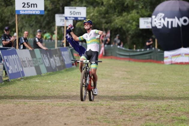 27.08.2026, Daolasa di Commezzadura, Val di Sole Bikeland, 2026 UCI MTB World Championship, WM, Weltmeisterschaft Men Junior s XCO (Cross Country Olympic) Connor Wright 3 (AUS) celebrating his solo victory at the finish line of the Men s Junior Cross-Country Olympic World Championship Daolasa di Commezzadura Val di Sole Bikeland Trento Italy Copyright: xJustPictures.ch FrancescoxMinghettix jp-en-FrMi-MNG_0277