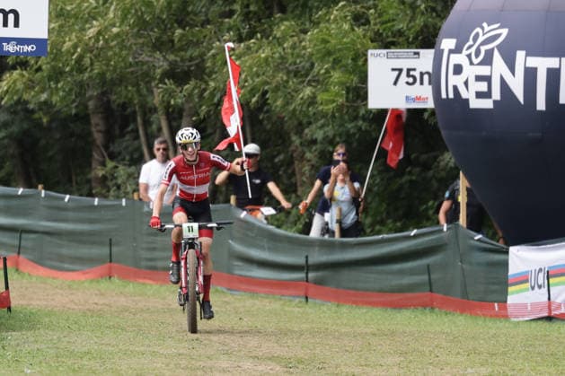 27.08.2026, Daolasa di Commezzadura, Val di Sole Bikeland, 2026 UCI MTB World Championship, WM, Weltmeisterschaft Men Junior s XCO (Cross Country Olympic) Michael Hettegger 11 (AUT) arriving in second position Daolasa di Commezzadura Val di Sole Bikeland Trento Italy Copyright: xJustPictures.ch FrancescoxMinghettix jp-en-FrMi-MNG_0327
