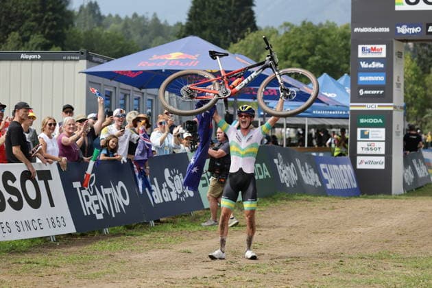 27.08.2026, Daolasa di Commezzadura, Val di Sole Bikeland, 2026 UCI MTB World Championship, WM, Weltmeisterschaft Men Junior s XCO (Cross Country Olympic) Connor Wright 3 (AUS) celebrating his solo victory at the finish line of the Men s Junior Cross-Country Olympic World Championship Daolasa di Commezzadura Val di Sole Bikeland Trento Italy Copyright: xJustPictures.ch FrancescoxMinghettix jp-en-FrMi-MNG_0301