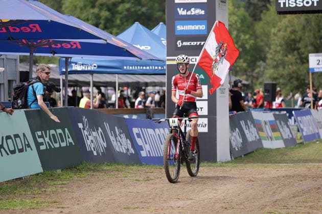 27.08.2026, Daolasa di Commezzadura, Val di Sole Bikeland, 2026 UCI MTB World Championship, WM, Weltmeisterschaft Men Junior s XCO (Cross Country Olympic) Michael Hettegger 11 (AUT) arriving in second position Daolasa di Commezzadura Val di Sole Bikeland Trento Italy Copyright: xJustPictures.ch FrancescoxMinghettix jp-en-FrMi-MNG_0345