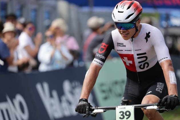 27.08.2026, Daolasa di Commezzadura, Val di Sole Bikeland, 2026 UCI MTB World Championship, WM, Weltmeisterschaft Men Junior s XCO (Cross Country Olympic) Marwan Barhoumi 39 (SUI) arriving in third position Daolasa di Commezzadura Val di Sole Bikeland Trento Italy Copyright: xJustPictures.ch FrancescoxMinghettix jp-en-FrMi-MNG_0396