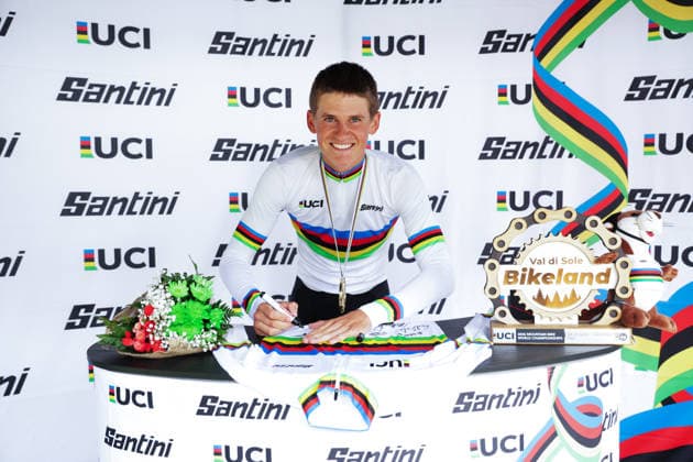 2026 UCI Mountain Bike World Championships Picture by Ed Sykes SWpix.com - 27 08 2026 - Cycling - 2026 UCI Mountain Bike World Championships - Val di Sole, Trentino, Italy - Cross-country Olympic (XCO) - Men Junior Podium - Connor Wright (Australia) signing the Santini Rainbow Jersey Copyright: x xSWpix.comx(t axPhotographyxHubxLtd)xEdxSykes SWpix.comx SWP-3030-19948