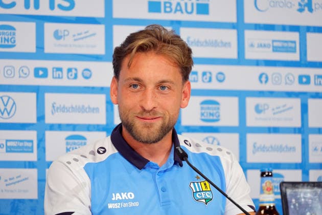 PK _CFC 27.08.2026, Chemnitz, eins- Stadion - An der Gellertstraße, CFC, Regionaliga Nordost, Pressekonferenz vor dem Heimspiel gegen FC Carl Zeiss Jena Spieler Dennis Slamar. Chemnitz Sachsen BRD