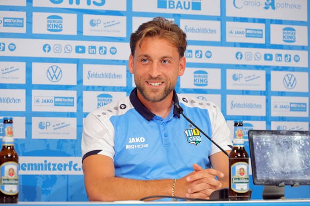 PK _CFC 27.08.2026, Chemnitz, eins- Stadion - An der Gellertstraße, CFC, Regionaliga Nordost, Pressekonferenz vor dem Heimspiel gegen FC Carl Zeiss Jen Spieler Dennis Slamar. Chemnitz Sachsen BRD