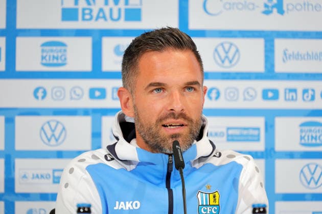 PK _CFC 27.08.2026, Chemnitz, eins- Stadion - An der Gellertstraße, CFC, Regionaliga Nordost, Pressekonferenz vor dem Heimspiel gegen FC Carl Zeiss Jena Cheftrainer Benjamin Duda Chemnitz Sachsen BRD