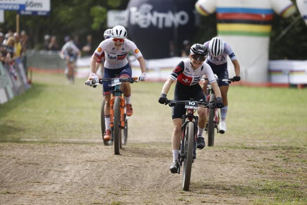 27.08.2026, Daolasa di Commezzadura, Val di Sole Bikeland, 2026 UCI MTB World Championship, WM, Weltmeisterschaft Women U23 s XCC (cross country short track) Monique Halter 10 (SUI) winning the race in front of Bethany-Ann Jackson 18 (GBR) arriving in second position and JMakena Kellerman 20 (USA) arriving in third position followed by Julie Lillelund 17 (DEN) Daolasa di Commezzadura Val di Sole Bikeland Trento Italy Copyright: xJustPictures.ch FrancescoxMinghettix jp-en-FrMi-_NG_1079
