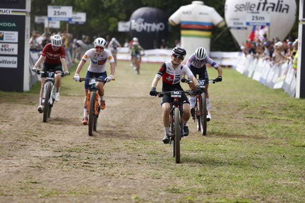 27.08.2026, Daolasa di Commezzadura, Val di Sole Bikeland, 2026 UCI MTB World Championship, WM, Weltmeisterschaft Women U23 s XCC (cross country short track) Monique Halter 10 (SUI) winning the race in front of Bethany-Ann Jackson 18 (GBR) arriving in second position and JMakena Kellerman 20 (USA) arriving in third position followed by Julie Lillelund 17 (DEN) Daolasa di Commezzadura Val di Sole Bikeland Trento Italy Copyright: xJustPictures.ch FrancescoxMinghettix jp-en-FrMi-_NG_1082