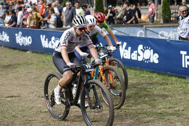 27.08.2026, Daolasa di Commezzadura, Val di Sole Bikeland, 2026 UCI MTB World Championship, WM, Weltmeisterschaft Women U23 s XCC (cross country short track) Carla Hahn 19 (GER), Bethany-Ann Jackson 18 (GBR), MaruÅ¡a Tereza Å erkezi 12 (SLO) Daolasa di Commezzadura Val di Sole Bikeland Trento Italy Copyright: xJustPictures.ch FrancescoxMinghettix jp-en-FrMi-_NG_1033