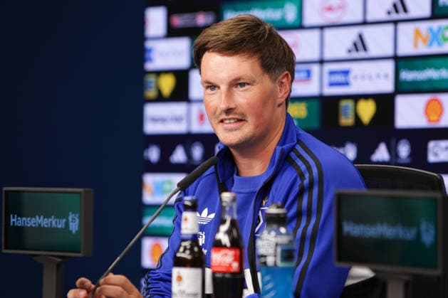 2026.08.27 xfsx Fussball 1. Bundesliga Hamburger Sportverein - Pressekonferenz Trainer Merlin Polzin (Hamburger SV) (DFL regulations prohibit any use of photographs as image sequences and or quasi-video. Hamburg Volksparkstadion Hamburg Deutschland Copyright: xFernandoxSoaresx