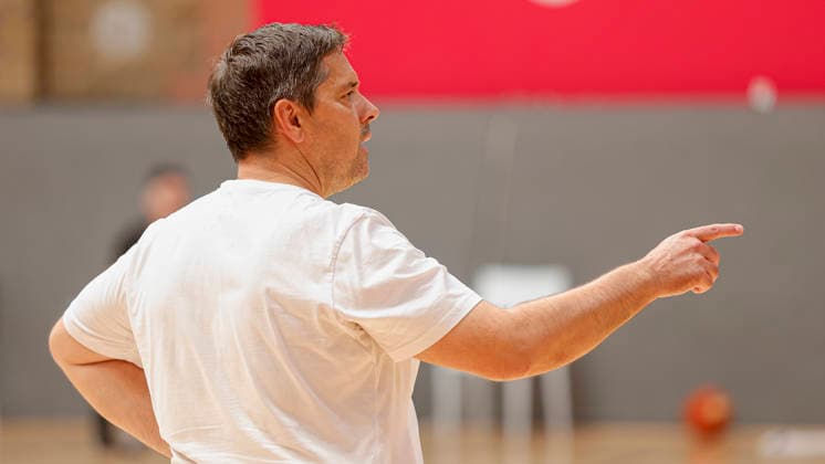 Im Bild: Anweisungen von Head-Coach Sasa Filipovski (Wuerzburg Baskets) 27.08.2026, Medientraining der Fitness First Wuerzburg Baskets 2026-27, Deutschland, Wuerzburg, Trainingszentrum, Copyright: HMBxMedia xJulienxBecker