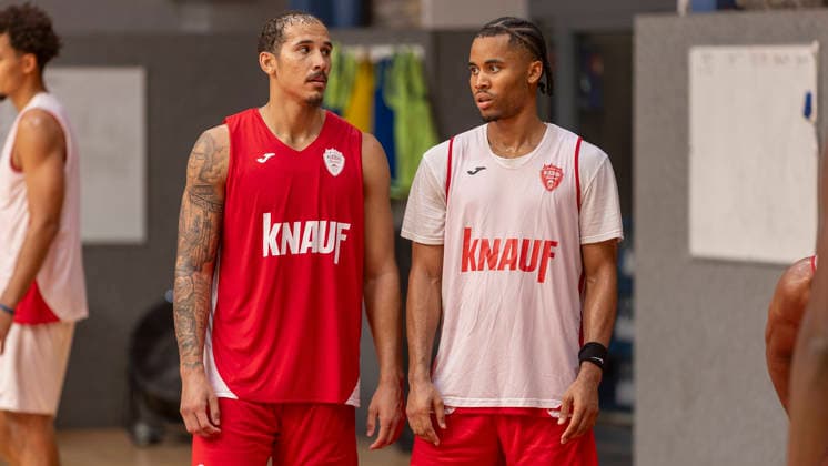Im Bild: v.li. Max Jones (Wuerzburg Baskets, 2) und Sam Griffin (Wuerzburg Baskets, 4) 27.08.2026, Medientraining der Fitness First Wuerzburg Baskets 2026-27, Deutschland, Wuerzburg, Trainingszentrum, Copyright: HMBxMedia xJulienxBecker
