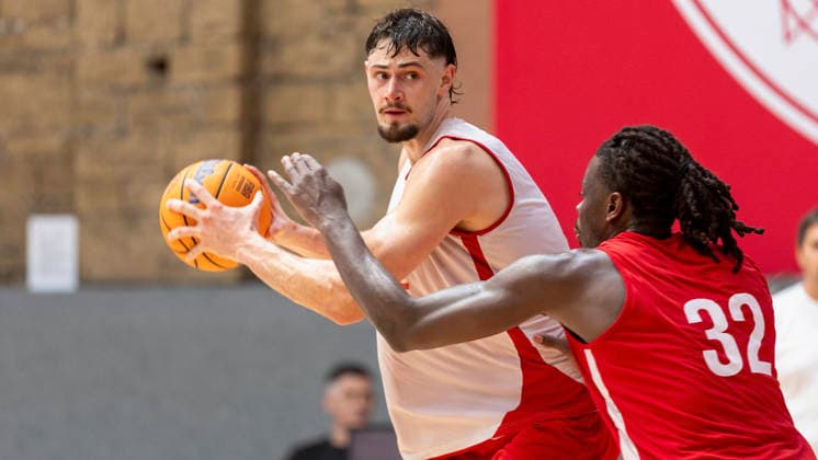 Im Bild: v.li. Leo Saffer (Wuerzburg Baskets, 3) am Ball gegen Charles Thompson (Wuerzburg Baskets, 32) 27.08.2026, Medientraining der Fitness First Wuerzburg Baskets 2026-27, Deutschland, Wuerzburg, Trainingszentrum, Copyright: HMBxMedia xJulienxBecker