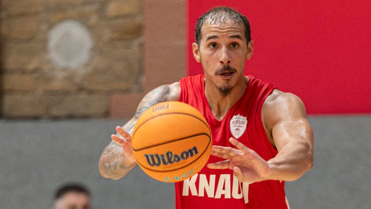 Im Bild: Max Jones (Wuerzburg Baskets, 2) mit einem Pass. 27.08.2026, Medientraining der Fitness First Wuerzburg Baskets 2026-27, Deutschland, Wuerzburg, Trainingszentrum, Copyright: HMBxMedia xJulienxBecker
