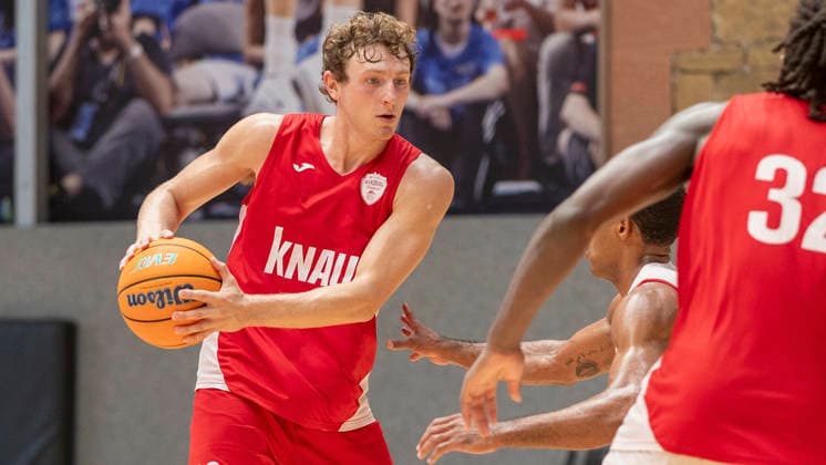 Im Bild: v.li. Calvin Wishart (Wuerzburg Baskets, 10) am Ball gegen Kenny Dye (Wuerzburg Baskets, 5) 27.08.2026, Medientraining der Fitness First Wuerzburg Baskets 2026-27, Deutschland, Wuerzburg, Trainingszentrum, Copyright: HMBxMedia xJulienxBecker
