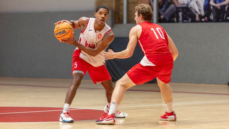 Im Bild: v.li. Kenny Dye (Wuerzburg Baskets, 5) am Ball gegen Calvin Wishart (Wuerzburg Baskets, 10) 27.08.2026, Medientraining der Fitness First Wuerzburg Baskets 2026-27, Deutschland, Wuerzburg, Trainingszentrum, Copyright: HMBxMedia xJulienxBecker