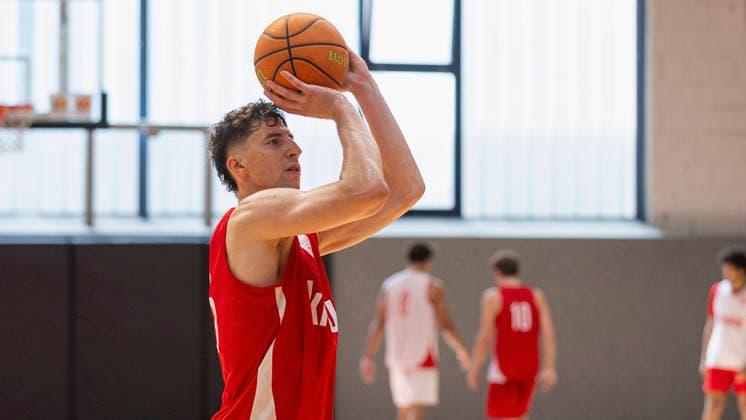 Im Bild: Alen Pjanic (Wuerzburg Baskets, 35) mit dem Dreipunktewurf 27.08.2026, Medientraining der Fitness First Wuerzburg Baskets 2026-27, Deutschland, Wuerzburg, Trainingszentrum, Copyright: HMBxMedia xJulienxBecker