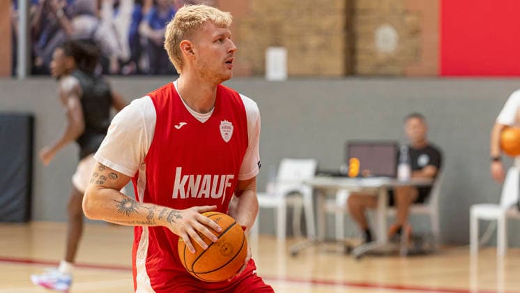 Im Bild: Aaron Kayser (Wuerzburg Baskets, 22) am Ball 27.08.2026, Medientraining der Fitness First Wuerzburg Baskets 2026-27, Deutschland, Wuerzburg, Trainingszentrum, Copyright: HMBxMedia xJulienxBecker