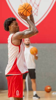 Im Bild: Eddie Colbert III (Wuerzburg Baskets, 0 mit dem Dreipunktewurf 27.08.2026, Medientraining der Fitness First Wuerzburg Baskets 2026-27, Deutschland, Wuerzburg, Trainingszentrum, Copyright: HMBxMedia xJulienxBecker