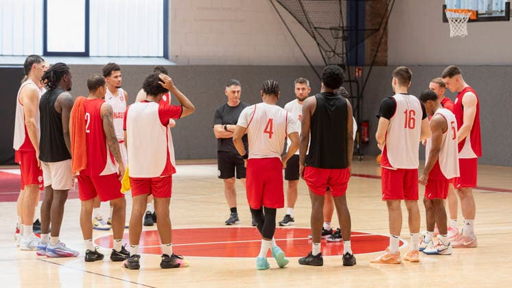 Im Bild: Die Spieler der Wuerzburg Baskets bilden einen Kreis indem Head-Coach Sasa Filipovski (Wuerzburg Baskets) einige Worte austauscht. 27.08.2026, Medientraining der Fitness First Wuerzburg Baskets 2026-27, Deutschland, Wuerzburg, Trainingszentrum, Copyright: HMBxMedia xJulienxBecker