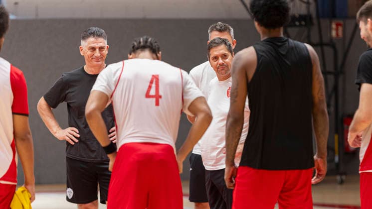 Im Bild: v.li. Athletik Coach Paco Scekic (Wuerzburg Baskets) und Head-Coach Sasa Filipovski (Wuerzburg Baskets) blicken mit einem Laecheln zu ihren Spielern. 27.08.2026, Medientraining der Fitness First Wuerzburg Baskets 2026-27, Deutschland, Wuerzburg, Trainingszentrum, Copyright: HMBxMedia xJulienxBecker