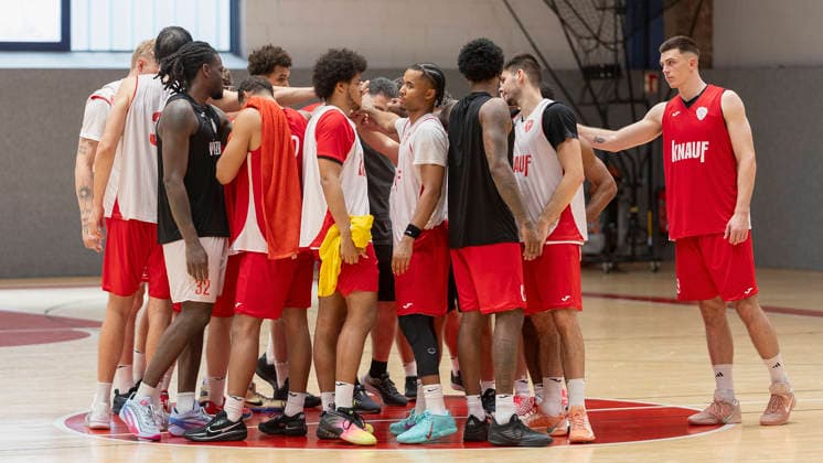 Im Bild: Die Mannschaft der Wuerzburg Baskets beendet das Training. 27.08.2026, Medientraining der Fitness First Wuerzburg Baskets 2026-27, Deutschland, Wuerzburg, Trainingszentrum, Copyright: HMBxMedia xJulienxBecker