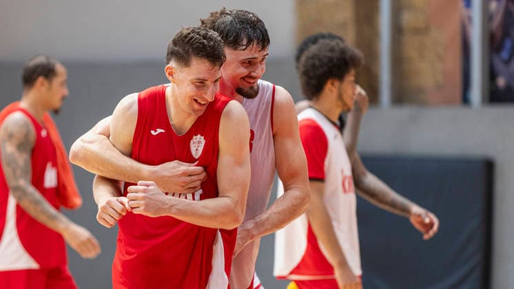Im Bild: v.li. Alen Pjanic (Wuerzburg Baskets, 35) und Leo Saffer (Wuerzburg Baskets, 3) haben sichtlich Spass. 27.08.2026, Medientraining der Fitness First Wuerzburg Baskets 2026-27, Deutschland, Wuerzburg, Trainingszentrum, Copyright: HMBxMedia xJulienxBecker