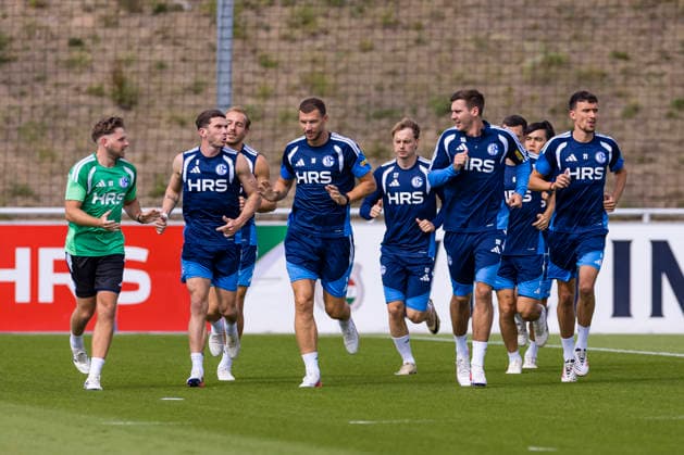 27.08.2026, Fussball, Training des FC Schalke 04. v. l. Reha-Trainer Marc Thum (FC Schalke 04), Robin Gosens (FC Schalke 04), Timo Becker (FC Schalke 04), Edin Dzeko (FC Schalke 04), Finn Porath (FC Schalke 04), Maximilian Wöber (FC Schalke 04), Dejan Ljubicic (FC Schalke 04). Gelsenkirchen Trainingsgelände FC Schalke 04 NRW Deutschland xRHR-FOTO YYx *** August 27, 2026, Soccer, FC Schalke 04 training session: from left, rehabilitation coach Marc Thum (FC Schalke 04), Robin Gosens (FC Schalke 04), Timo Becker (FC Schalke 04), Edin Dzeko (FC Schalke 04), Finn Porath (FC Schalke 04), Maximilian Wöber (FC Schalke 04), Dejan Ljubicic (FC Schalke 04), Gelsenkirchen, FC Schalke 04 training grounds, North Rhine-Westphalia, Germany, xRHR PHOTO YYx Copyright: RHR-FOTOx RHR-FOTO YY