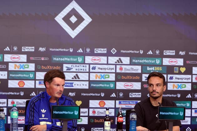 Bundesliga 1. Spieltag Borussia Dortmund - Hamburger SV 27.08.2026 Pressekonferenz vor dem Spiel Trainer Merlin Polzin (Hamburger SV), Pressesprecher Philipp Langer (Hamburger SV) *** Bundesliga Matchday 1: Borussia Dortmund vs. Hamburger SV, August 27, 2026. Pre-match press conference: Coach Merlin Polzin (Hamburger SV), Press Officer Philipp Langer (Hamburger SV)