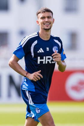 27.08.2026, Fussball, Training des FC Schalke 04. Dejan Ljubicic (FC Schalke 04) lacht. Gelsenkirchen Trainingsgelände FC Schalke 04 NRW Deutschland xRHR-FOTO YYx *** August 27, 2026, Soccer, FC Schalke 04 practice, Dejan Ljubicic, FC Schalke 04, Gelsenkirchen, FC Schalke 04 training facility, North Rhine-Westphalia, Germany, xRHR, PHOTO YYx Copyright: RHR-FOTOx RHR-FOTO YY