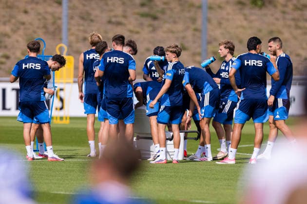 27.08.2026, Fussball, Training des FC Schalke 04. Trinkpause für die Spieler des S04. Gelsenkirchen Trainingsgelände FC Schalke 04 NRW Deutschland xRHR-FOTO YYx *** August 27, 2026, Soccer, FC Schalke 04 practice. Water break for the S04 players. Gelsenkirchen, FC Schalke 04 training facility, North Rhine-Westphalia, Germany xRHR PHOTO YYx Copyright: RHR-FOTOx RHR-FOTO YY