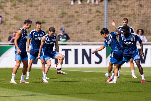 27.08.2026, Fussball, Training des FC Schalke 04. Rondo mit v. l. Nikola Katic (FC Schalke 04), Dejan Ljubicic (FC Schalke 04), Robin Gosens (FC Schalke 04), Satoshi Tanaka (FC Schalke 04), Christian Gomis (FC Schalke 04). Gelsenkirchen Trainingsgelände FC Schalke 04 NRW Deutschland xRHR-FOTO YYx *** August 27, 2026, Soccer, FC Schalke 04 training session: Rondo with (from left) Nikola Katic (FC Schalke 04), Dejan Ljubicic (FC Schalke 04), Robin Gosens (FC Schalke 04), Satoshi Tanaka (FC Schalke 04), Christian Gomis (FC Schalke 04), Gelsenkirchen, FC Schalke 04 training facility, North Rhine-Westphalia, Germany, xRHR, PHOTO YYx Copyright: RHR-FOTOx RHR-FOTO YY