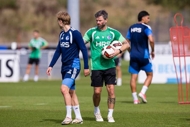 27.08.2026, Fussball, Training des FC Schalke 04. Co-Trainer Tim Hoogland (FC Schalke 04) gibt Finn Porath (FC Schalke 04) Anweisungen. Gelsenkirchen Trainingsgelände FC Schalke 04 NRW Deutschland xRHR-FOTO YYx *** August 27, 2026, Soccer, FC Schalke 04 practice; Assistant Coach Tim Hoogland of FC Schalke 04 gives instructions to Finn Porath; Gelsenkirchen, FC Schalke 04 training facility, North Rhine-Westphalia, Germany xRHR PHOTO YYx Copyright: RHR-FOTOx RHR-FOTO YY