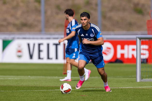 27.08.2026, Fussball, Training des FC Schalke 04. Mertcan Ayhan (FC Schalke 04). Gelsenkirchen Trainingsgelände FC Schalke 04 NRW Deutschland xRHR-FOTO YYx *** August 27, 2026, Soccer, FC Schalke 04 practice Mertcan Ayhan FC Schalke 04 Gelsenkirchen FC Schalke 04 training facility NRW Germany xRHR PHOTO YYx Copyright: RHR-FOTOx RHR-FOTO YY