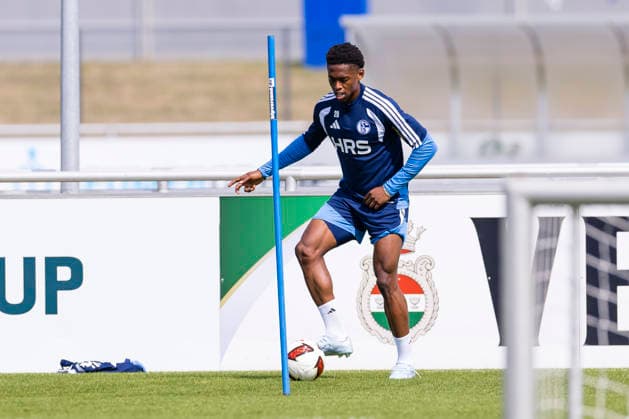 27.08.2026, Fussball, Training des FC Schalke 04. Junior Adamu (FC Schalke 04). Gelsenkirchen Trainingsgelände FC Schalke 04 NRW Deutschland xRHR-FOTO YYx *** August 27, 2026, Soccer, FC Schalke 04 training session, Junior Adamu, FC Schalke 04, Gelsenkirchen, FC Schalke 04 training facility, North Rhine-Westphalia, Germany, xRHR, PHOTO YYx Copyright: RHR-FOTOx RHR-FOTO YY