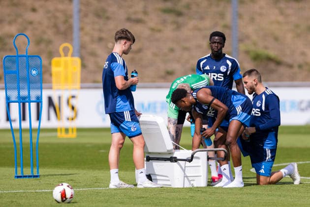 27.08.2026, Fussball, Training des FC Schalke 04. v. l. Dylan Leonard (FC Schalke 04), Junior Adamu (FC Schalke 04), Christian Gomis (FC Schalke 04), Hasan Kurucay (FC Schalke 04) trinken. Gelsenkirchen Trainingsgelände FC Schalke 04 NRW Deutschland xRHR-FOTO YYx *** August 27, 2026, Soccer, FC Schalke 04 practice: Dylan Leonard (FC Schalke 04), Junior Adamu (FC Schalke 04), Christian Gomis (FC Schalke 04), Hasan Kurucay (FC Schalke 04) drinking at the FC Schalke 04 training facility in Gelsenkirchen, North Rhine-Westphalia, Germany xRHR PHOTO YYx Copyright: RHR-FOTOx RHR-FOTO YY