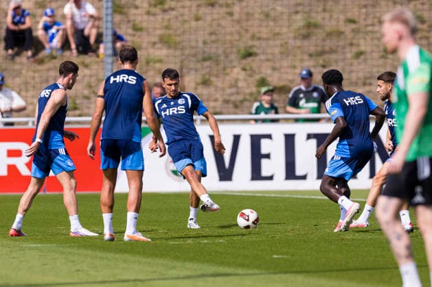 27.08.2026, Fussball, Training des FC Schalke 04. Rondo mit Dejan Ljubicic (FC Schalke 04). Gelsenkirchen Trainingsgelände FC Schalke 04 NRW Deutschland xRHR-FOTO YYx *** August 27, 2026, Soccer, FC Schalke 04 practice: Rondo with Dejan Ljubicic, FC Schalke 04, Gelsenkirchen, FC Schalke 04 training facility, North Rhine-Westphalia, Germany, xRHR PHOTO YYx Copyright: RHR-FOTOx RHR-FOTO YY