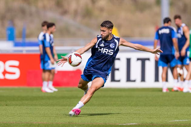 27.08.2026, Fussball, Training des FC Schalke 04. Adil Aouchiche (FC Schalke 04). Gelsenkirchen Trainingsgelände FC Schalke 04 NRW Deutschland xRHR-FOTO YYx *** August 27, 2026, Soccer, FC Schalke 04 training session, Adil Aouchiche, FC Schalke 04, Gelsenkirchen, FC Schalke 04 training facility, North Rhine-Westphalia, Germany, xRHR, PHOTO YYx Copyright: RHR-FOTOx RHR-FOTO YY
