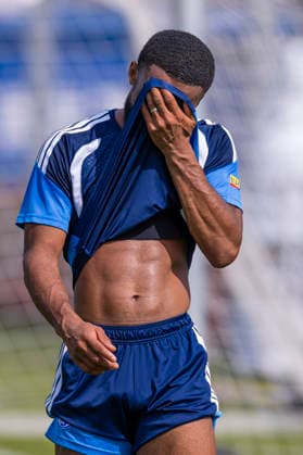 27.08.2026, Fussball, Training des FC Schalke 04. Moussa Sylla (FC Schalke 04) wischt sich das Gesicht mit dem Trikot ab. Gelsenkirchen Trainingsgelände FC Schalke 04 NRW Deutschland xRHR-FOTO YYx *** August 27, 2026, Soccer, FC Schalke 04 Practice Moussa Sylla FC Schalke 04 wipes his face with his jersey Gelsenkirchen FC Schalke 04 Training Facility NRW Germany xRHR PHOTO YYx Copyright: RHR-FOTOx RHR-FOTO YY