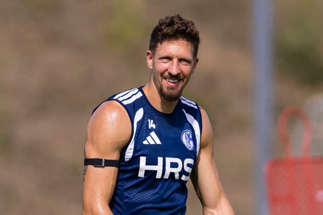 27.08.2026, Fussball, Training des FC Schalke 04. Janik Bachmann (FC Schalke 04) lacht. Gelsenkirchen Trainingsgelände FC Schalke 04 NRW Deutschland xRHR-FOTO YYx *** August 27, 2026, Soccer, FC Schalke 04 Training Janik Bachmann FC Schalke 04 Laughs Gelsenkirchen FC Schalke 04 Training Facility NRW Germany xRHR PHOTO YYx Copyright: RHR-FOTOx RHR-FOTO YY