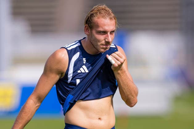27.08.2026, Fussball, Training des FC Schalke 04. Timo Becker (FC Schalke 04) wischt sich das Gesicht ab. Gelsenkirchen Trainingsgelände FC Schalke 04 NRW Deutschland xRHR-FOTO YYx *** August 27, 2026, Soccer, FC Schalke 04 practice Timo Becker wipes his face FC Schalke 04 Gelsenkirchen Training Facility FC Schalke 04 North Rhine-Westphalia Germany xRHR PHOTO YYx Copyright: RHR-FOTOx RHR-FOTO YY