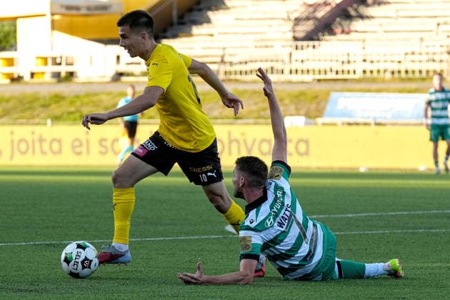 UEFA Europa Conference League Play-off Second Leg, VÄRE Areena, Kuopio, Finland 27 8 2026 KuPS vs Shamrock Rovers Shamrock Rovers Dylan Watts appeals to Referee Patrik KolariÄ‡ after being tackled by KuPS Kuopio s Valentin Gasc Dylan Watts appeals to Patrik KolariÄ‡ after being tackled by Valentin Gasc 27 8 2026  Copyright: xx PM106647