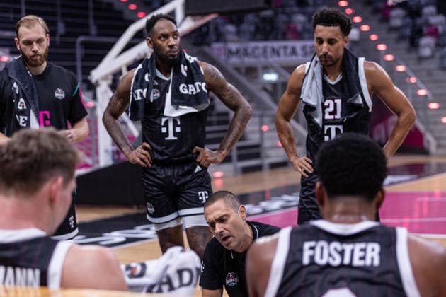 Testspiel: Telekom Baskets Bonn vs. VET-CONCEPT Gladiators Trier, 27.08.2026 Marko Stankovic (Telekom Baskets Bonn - Headcoach) in der Auszeit im Kreise seiner Mannschaft -- Testspiel: Telekom Baskets Bonn vs. VET-CONCEPT Gladiators Trier, 27.08.2026, Telekom Dome Bonn Copyright: xBEAUTIFULxSPORTS Derixx