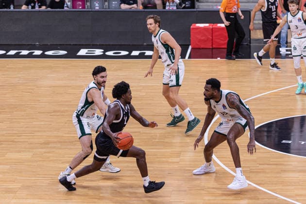Testspiel: Telekom Baskets Bonn vs. VET-CONCEPT Gladiators Trier, 27.08.2026 John-Michael Wright (Telekom Baskets Bonn 1) gegen die ganze Trierer Abwehr -- Testspiel: Telekom Baskets Bonn vs. VET-CONCEPT Gladiators Trier, 27.08.2026, Telekom Dome Bonn Copyright: xBEAUTIFULxSPORTS Derixx