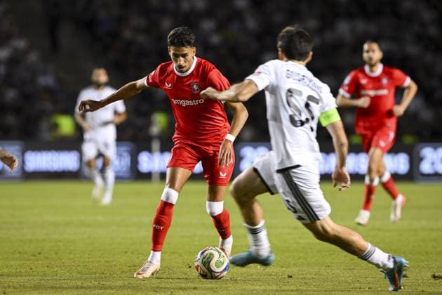 BAKU - (lr) Younes Taha of FC Twente and Badavi Huseynov of QarabaÄü FK during the UEFA Conference League play-off match between Qarabag FK and FC Twente at the Tofiq Bahramov Republican Stadium on 27 August 2026 in Baku, Azerbaijan. ROMAN ISMAILOV ANP xVIxANPxSportx xxANPxIVx 566378313 originalFilename: 566378313.jpg