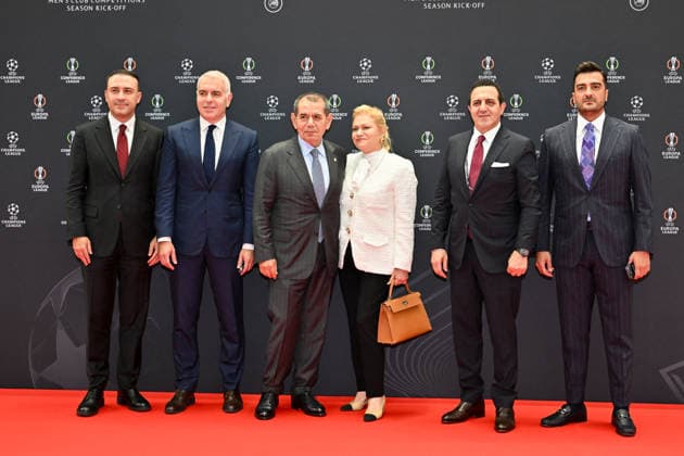 Le président du Galatasaray Dursun Ozbeket sa femme Mesude Ozbek au photocall du tirage au sort de la phase de ligue de l’édition 2026-2027 de la Ligue des champions au Grimaldi Forum de Monaco, le 27 août 2026. Bruno Bebert Bestimage Photocallt ahead of the draw at Grimaldi Forum on August 27, 2026 in Monaco. Monaco Monaco  Copyright: xBrunoxBebertx xBestimagexBrunoxBebertx xBestimagex