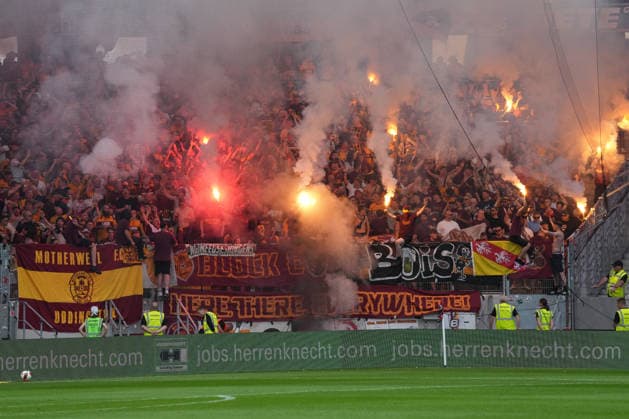 Pyrotechnik, Bengalo, Feuer, Rauch, Pyro, Fans, Ultras , Deutschland, Fussball, UEFA Conference League, Play-offs, Rückspiel, 2026 2027, SC Freiburg vs. Motherwell FC, 27.08.2026, Europa-Park Stadion, Freiburg Freiburg Europa-Park Stadion Baden-Württemberg Deutschland Copyright: xArnexAmbergx